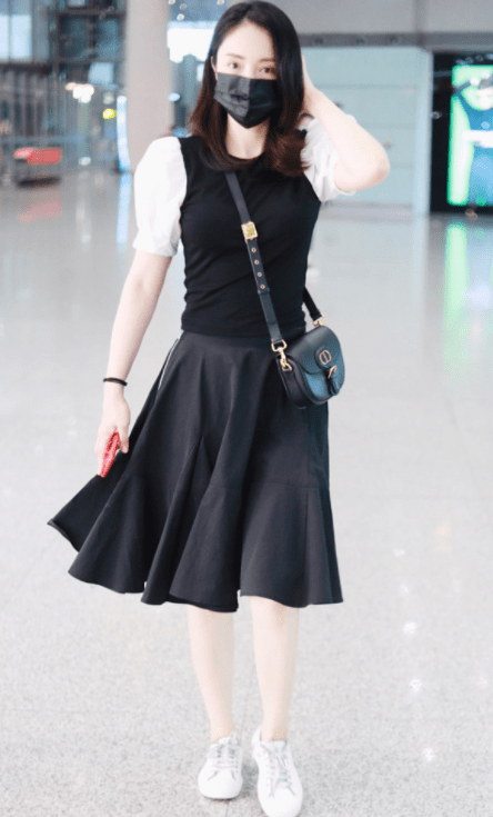 黑色|董璇穿衣真没“中年感”，一身黑白配看似简单质朴，却意外高级