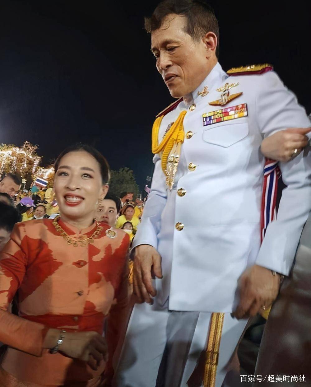 公主|41岁泰国大公主真贵气!穿改良泰式礼服走秀,奈何五官不够立体