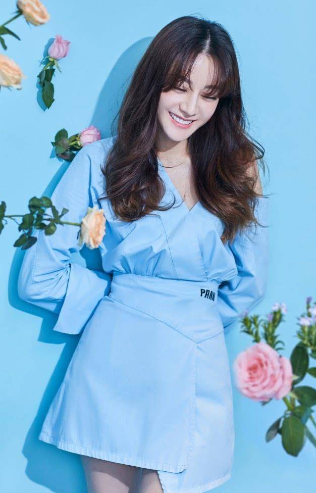 人气|热巴是首个把衬衫穿成裙的女星，坐下后双腿也无一丝赘肉，我酸了