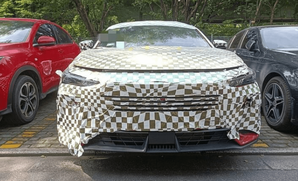 最近,长安uni系列即将推出轿车产品,代号为c281,或今年10月正式发布