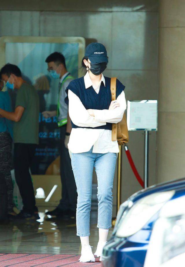 审美|娜扎的审美真难懂,穿“爷爷的背心”走机场,硬把土味穿出时尚