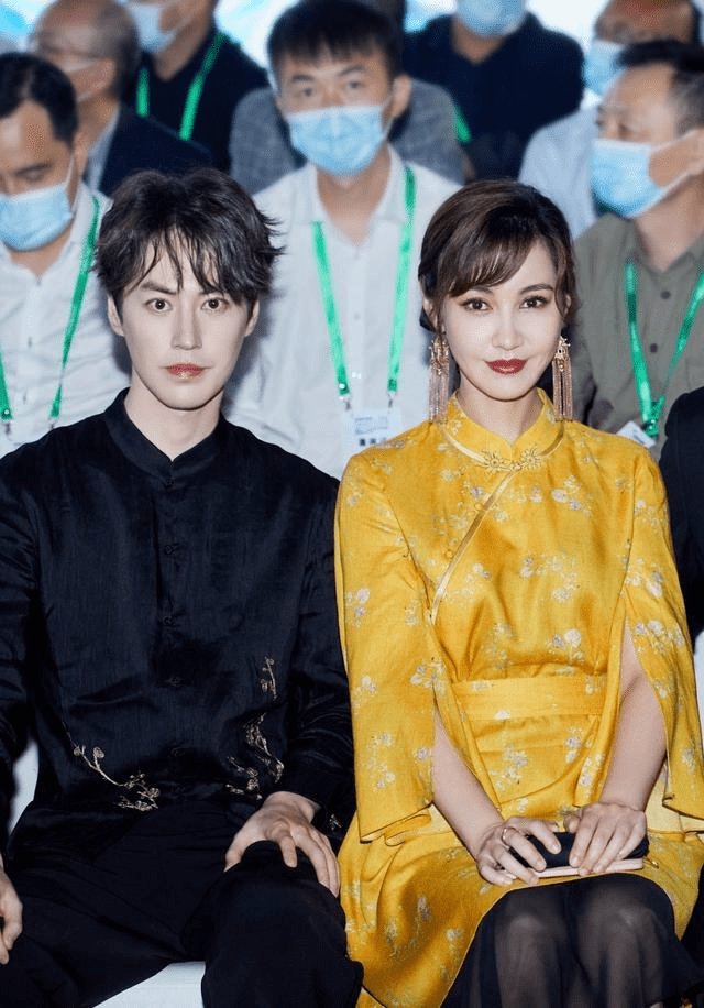 设计|郭晶晶晒照宣传中华文化，穿旗袍配凉鞋，衣着朴素不像豪门儿媳