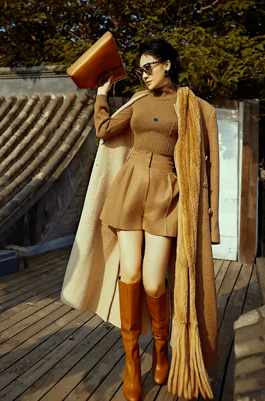 高温|不生孩子状态就是好!52岁许晴顶高温穿大衣皮靴,身材比杨幂还辣