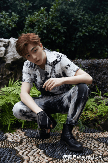 规矩|被誉为“漫画颜”，爱穿破洞裤的陈立农，如今也规矩穿衣了