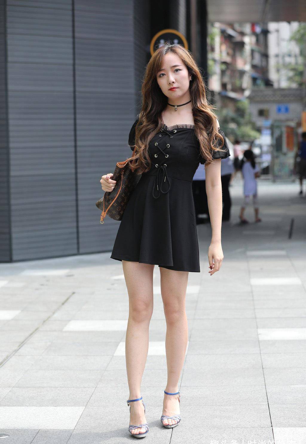 身材|气质女生的短裙穿搭示范，修身舒适，造型也显得优雅耐看