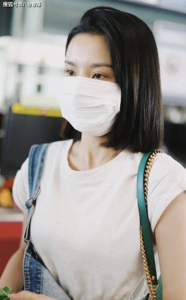 好身材|宋祖儿又不好好穿衣,白T恤配牛仔背带裤,只扣一边太个性