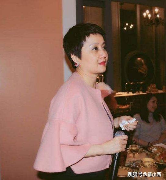 黑色|赌王四太梁安琪真有61岁？穿红裙子配喇叭裤，扮嫩起来真不尴尬