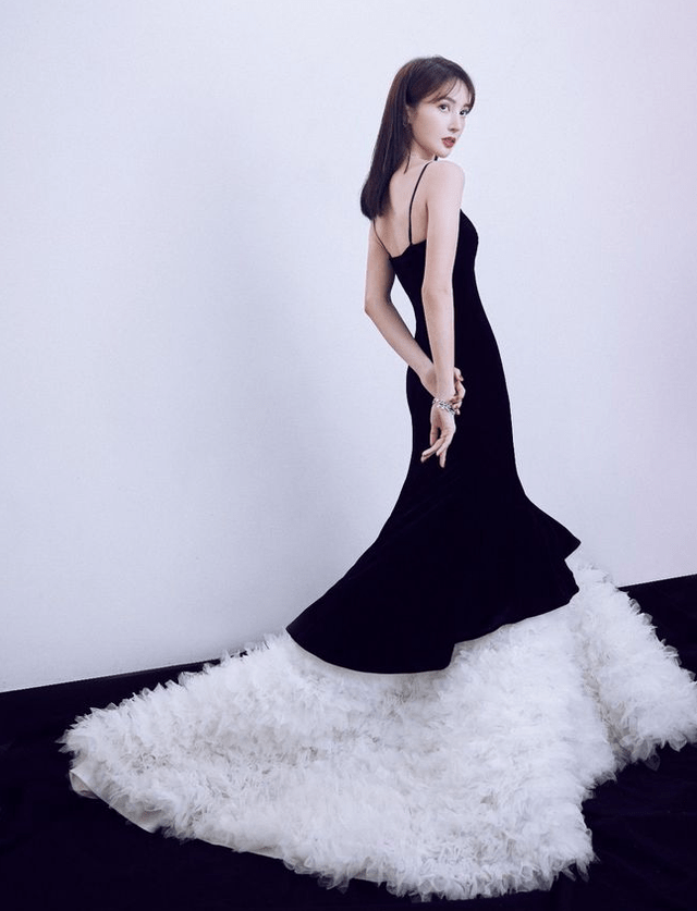 整体|金晨不仅拥有“舞蹈家”的身材，还是绝对的时尚精