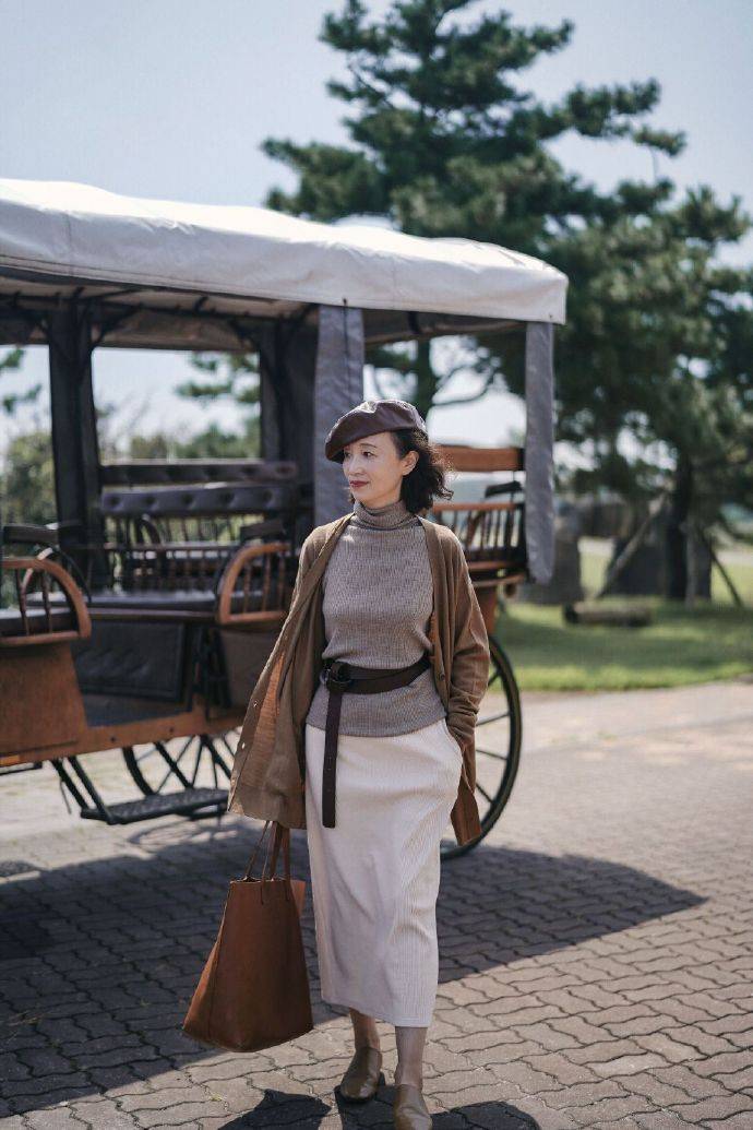 毛衣|女人过了50岁少穿打底裤，瞧瞧三木妈妈的穿搭，减龄时髦谁穿谁美