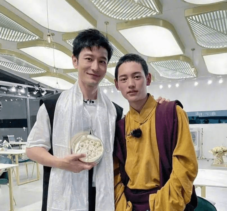 丁真弟弟现身中餐厅,颜值被众人夸赞