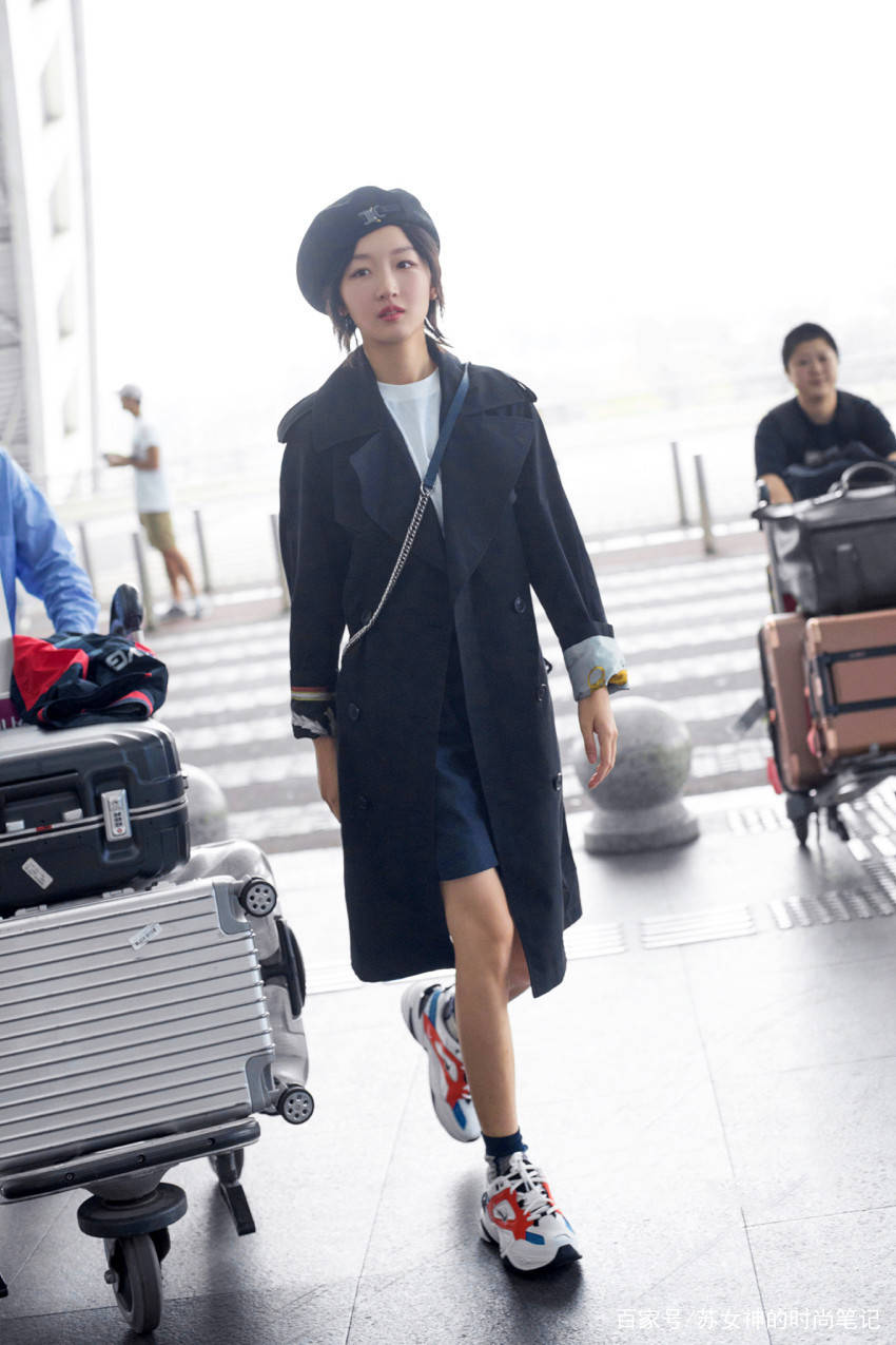 垫肩|早夏火了一种新穿法，叫“风衣+裙子”，拉风又洋气，明星都在穿