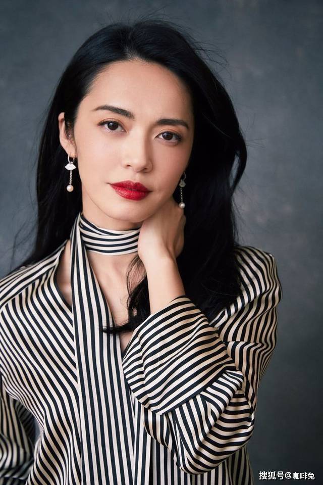 辣妈|辣妈姚晨的时尚穿搭，颜色由灰到黑的渐变搭配，创造出万物生机