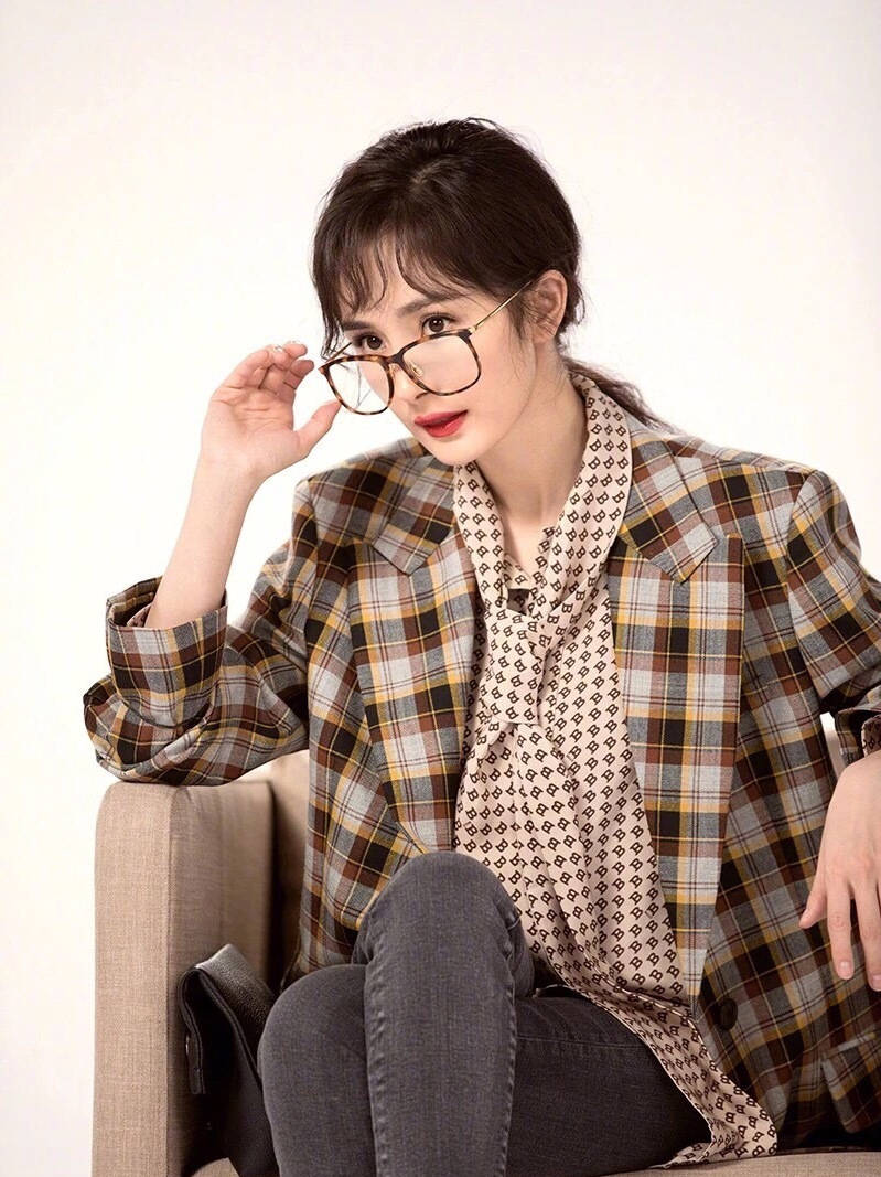 杨幂|奔四的女人尽量不要西装配牛仔裤,学杨幂这么穿,高级又出众!