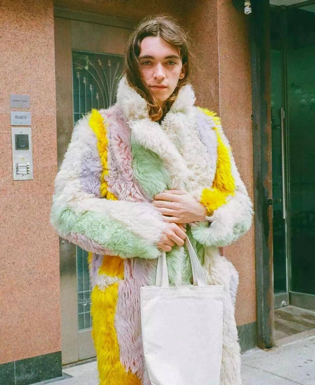 显得|毛绒大衣千万别配打底裤,太土!跟着潮人这样穿,轻松打造时尚范