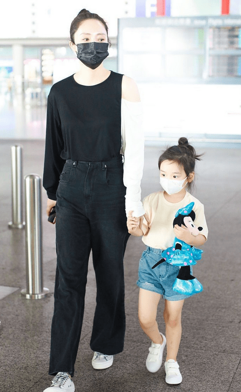 黑色|董璇穿衣真没“中年感”,一身黑白配看似简单质朴,却意外高级