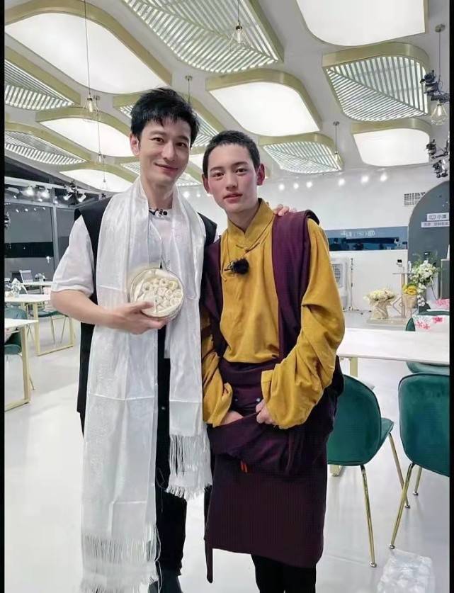 尼玛|丁真弟弟颜值超高！寸头穿藏袍现身《中餐厅》比哥哥白，帅气十足