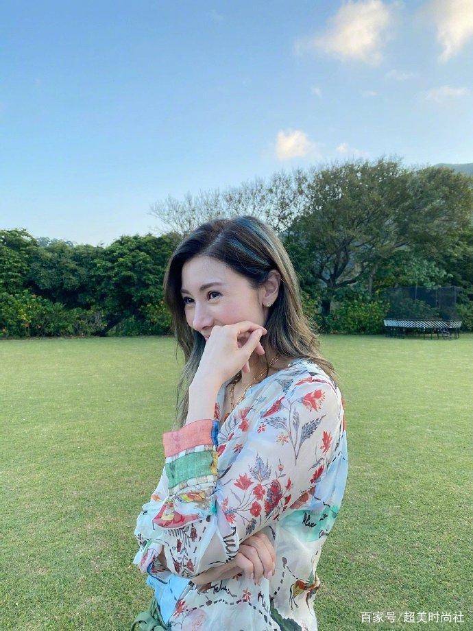美人|50岁李嘉欣晒照秀粉发，穿粉裙配红夹克，携老公秀恩爱状态极佳
