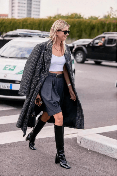 黑色|大衣尽量别搭高跟鞋,累脚!今年流行“大衣+中筒靴”,酷帅时髦