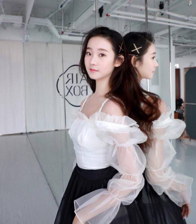 张艺凡|第一次见把裙子当运动裤穿的,本以为是张艺凡最丑造型,不料美爆