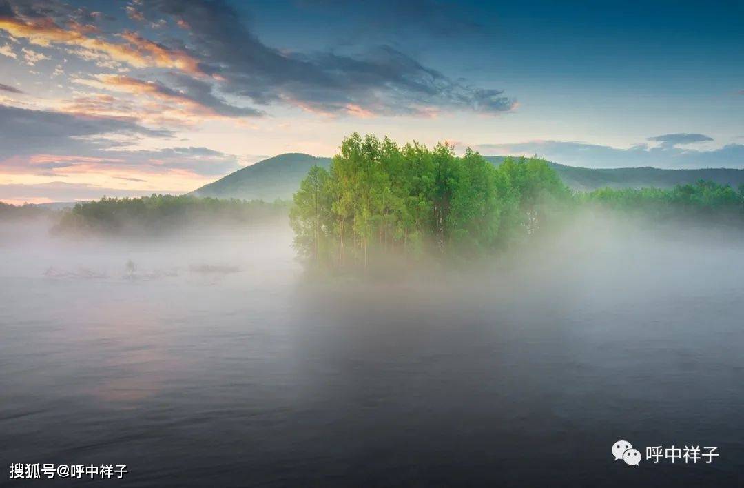 进入七月的呼玛河畔,雾气氤氲,一早一晚时有霞光相伴.