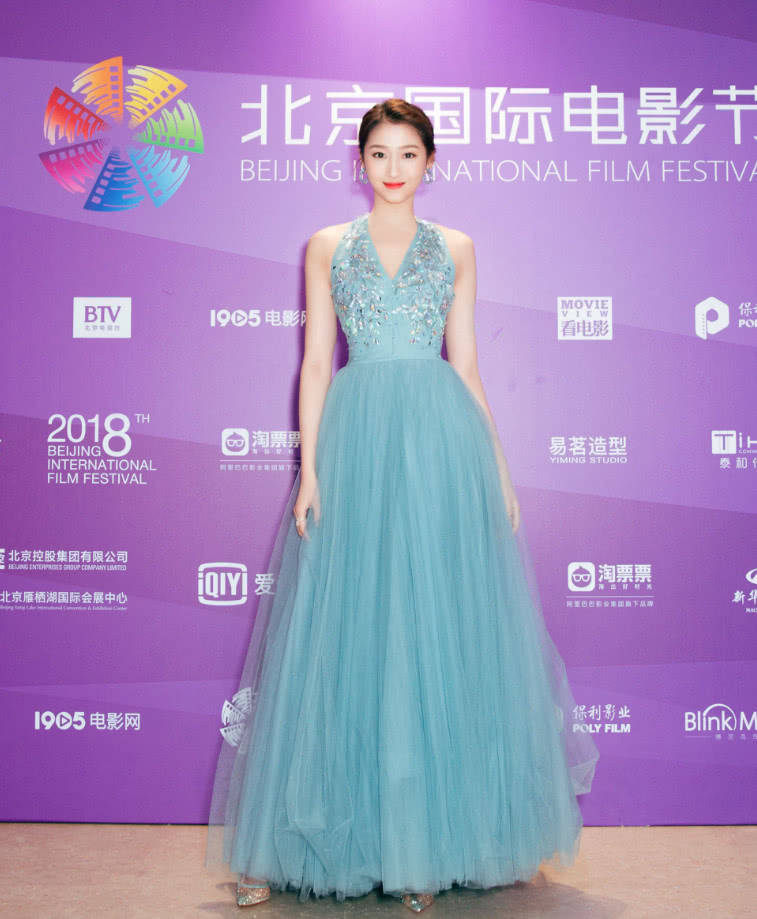 计划|关晓彤这件裙子太酷了！拉链居然从下往上拉，穿的时候不麻烦吗？