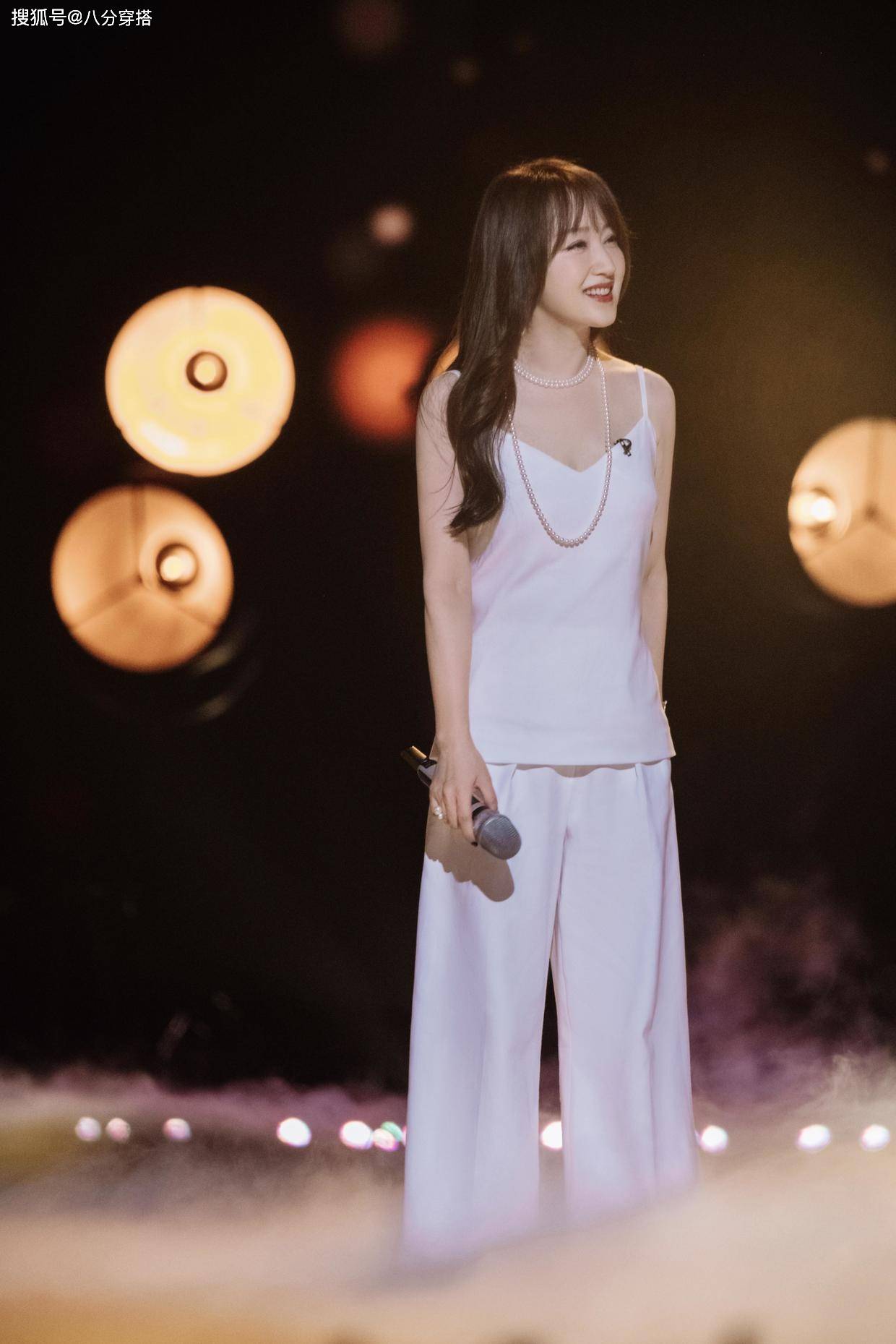 黑色|50岁杨钰莹真是阿姨圈顶流，穿黑裙配渔网袜成熟低调，减龄洋气