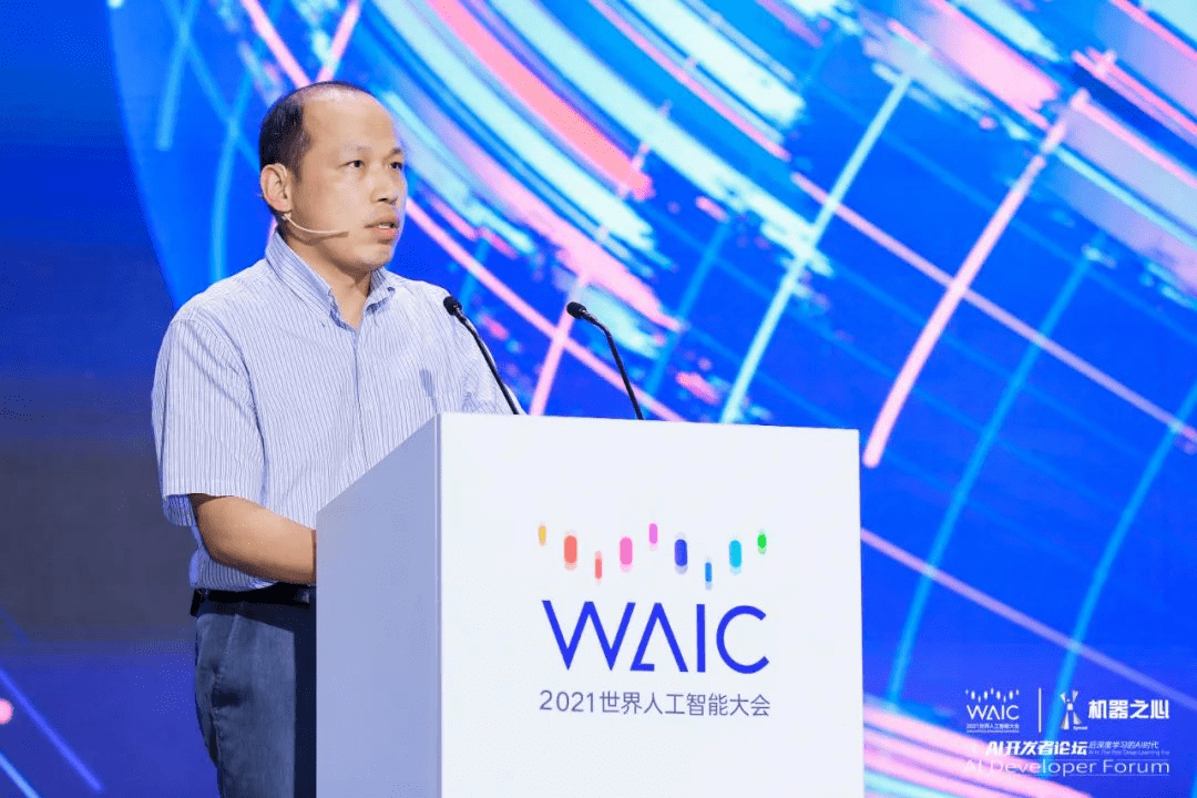 进化|WAIC 2021 | 云天励飞副总裁肖嵘：创「芯」时代 打造自进化城市智能体