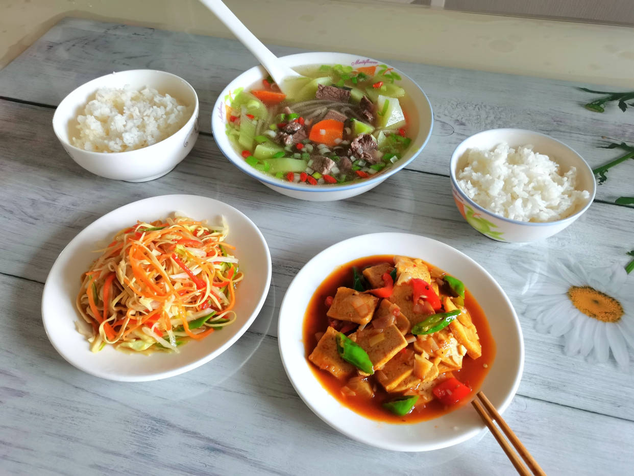 原创这样的午餐你喜欢吗?有肉有菜有汤,好吃不贵