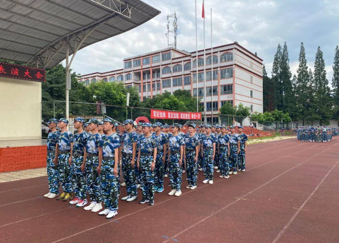 军姿飒爽今天洪雅中学2024届学生军训圆满收官