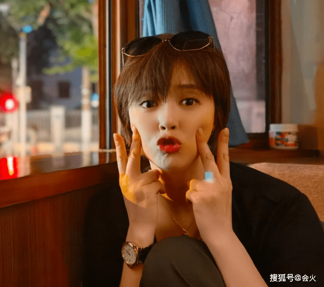 身形|杨紫和蒋欣录节目被偷拍，背包勒出纤瘦身形，笑起来一对酒窝抢镜