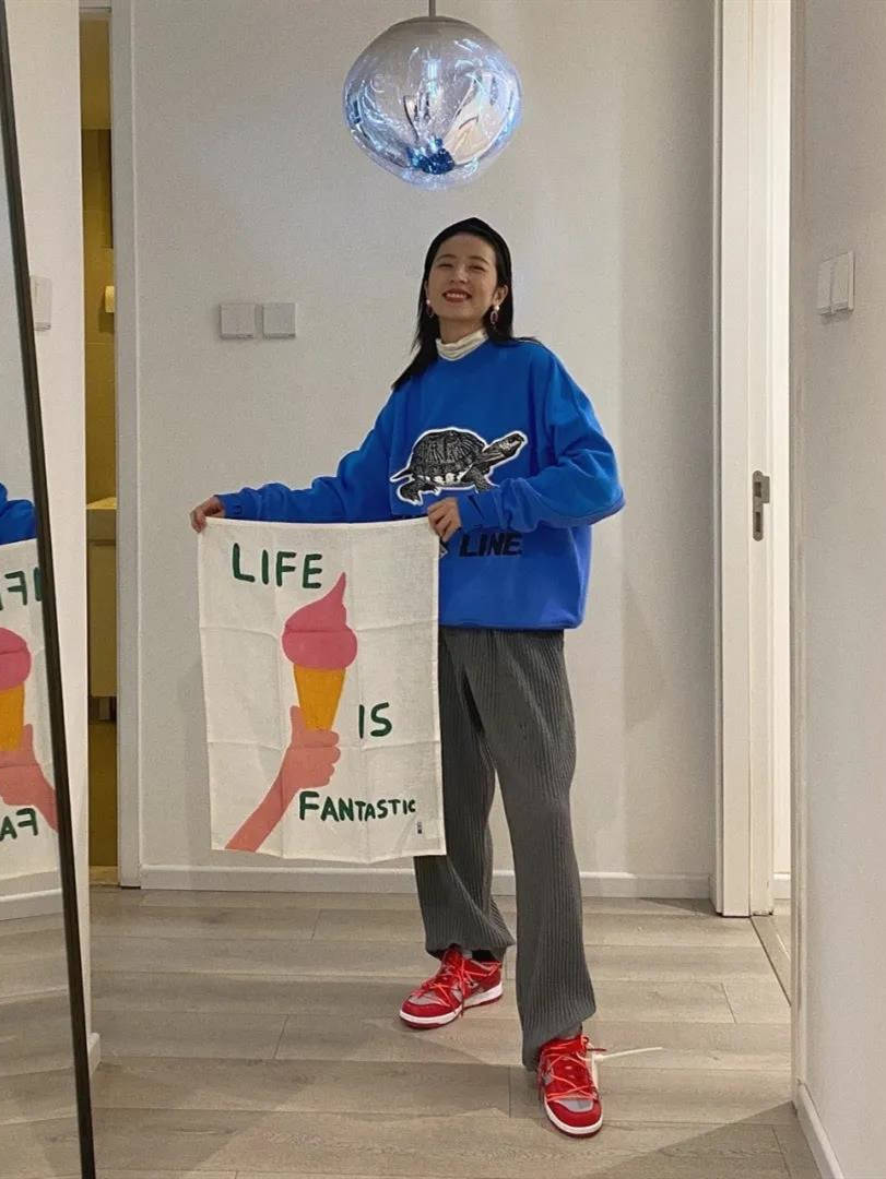 张天|卫衣下面别再穿打底裤，学学杨幂、宋茜这样穿，减龄时髦两不误！