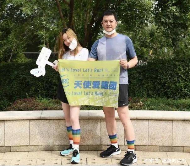 黑色|14岁李嫣染黄发摆摊，身材纤细大长腿堪比王菲，却被质疑太过早熟