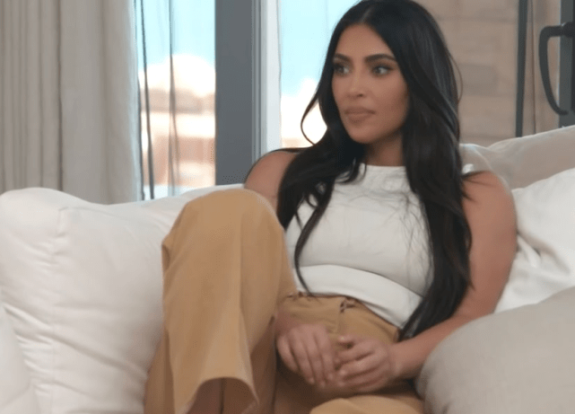 卡戴珊|金卡戴珊下车都在凹造型！弯成75度的腰臀好性感，何惧1米6矮个