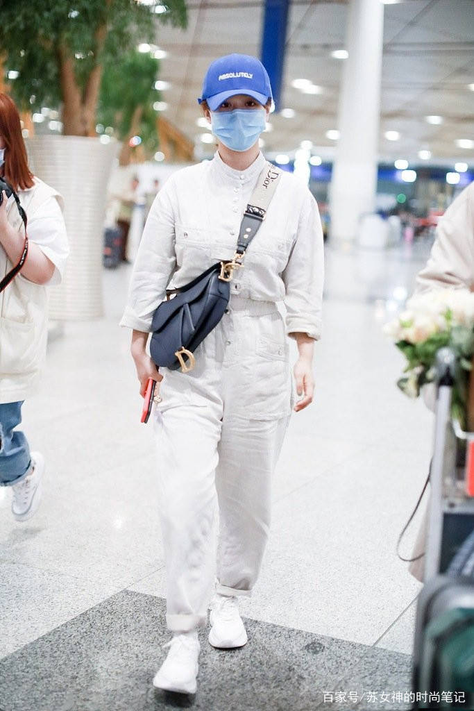 女生|真正见过世面的女人，都不背水桶包，今年流行“马鞍包”，超高级