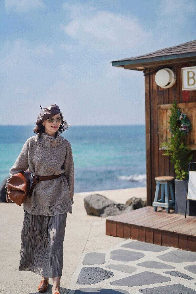 毛衣|女人过了50岁少穿打底裤，瞧瞧三木妈妈的穿搭，减龄时髦谁穿谁美