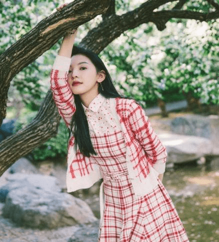 校园|24岁章若楠脱离滤镜和精修后，让人认不出，网友以为是素颜