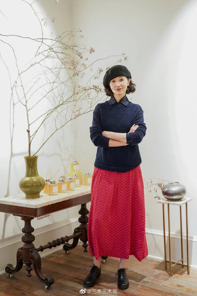 毛衣|女人过了50岁少穿打底裤，瞧瞧三木妈妈的穿搭，减龄时髦谁穿谁美