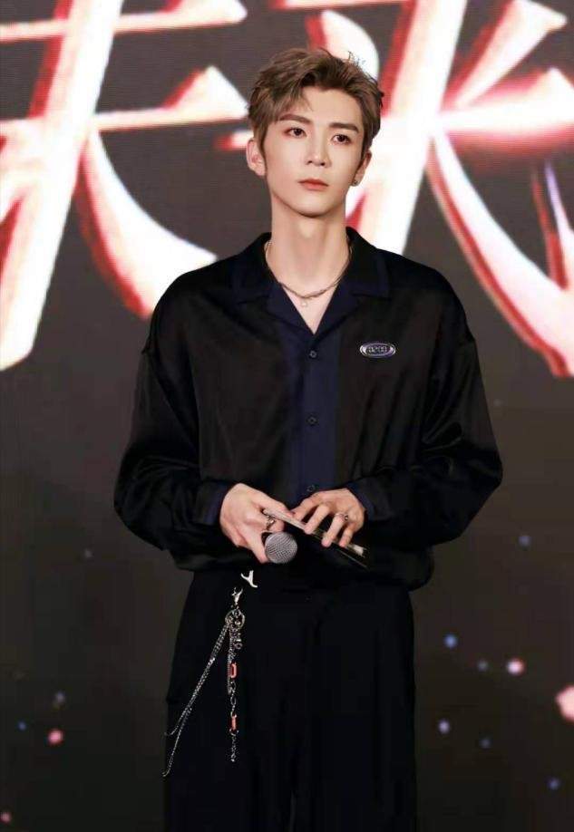 舞台|洪欣儿子参加乐华周年庆,金发烟熏妆气质大变样,彻底告别乖乖崽