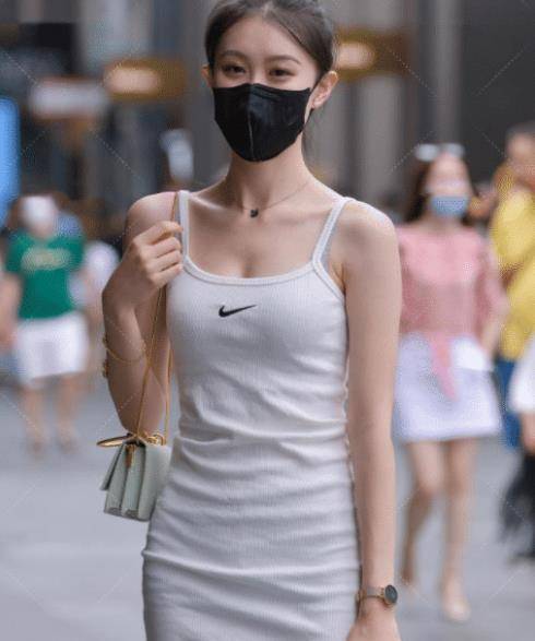 生活|白色吊带裙,时尚且大气,运动感十足,彰显独特魅力