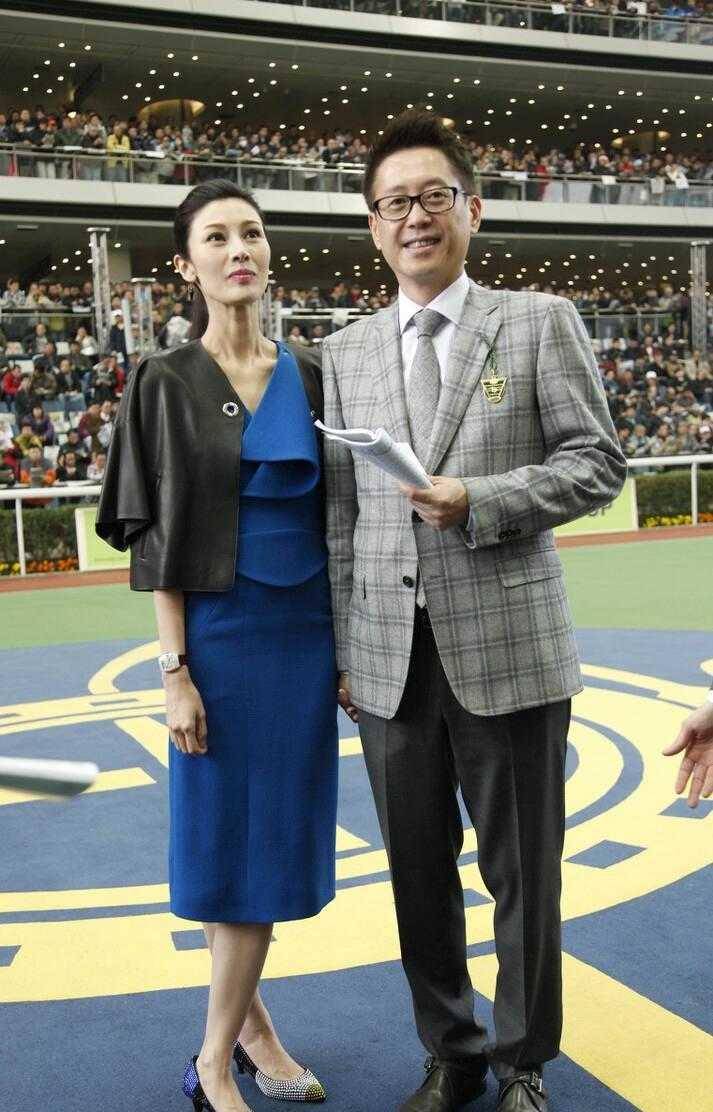 老公|50岁李嘉欣也老了，穿蓝色裙随豪门老公亮相，一看脖子暴露年龄