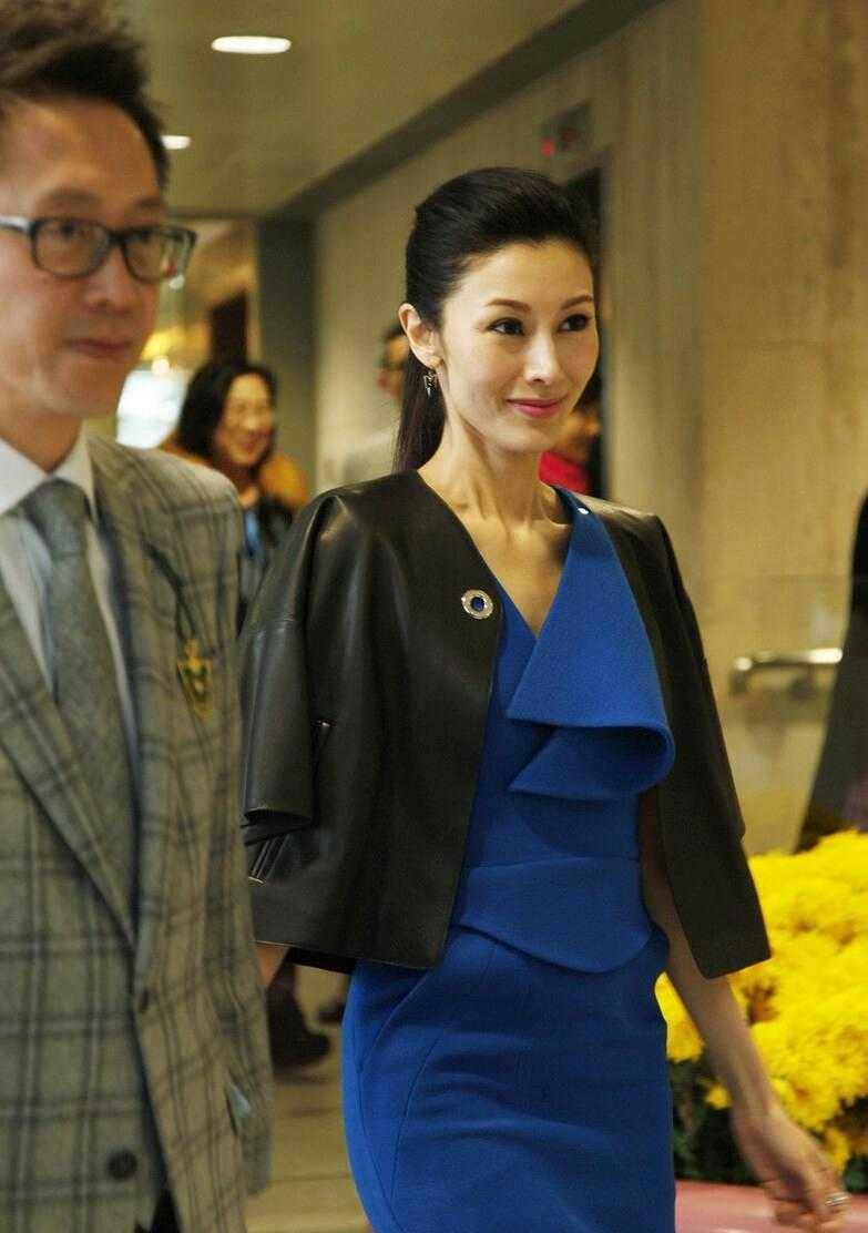 老公|50岁李嘉欣也老了，穿蓝色裙随豪门老公亮相，一看脖子暴露年龄