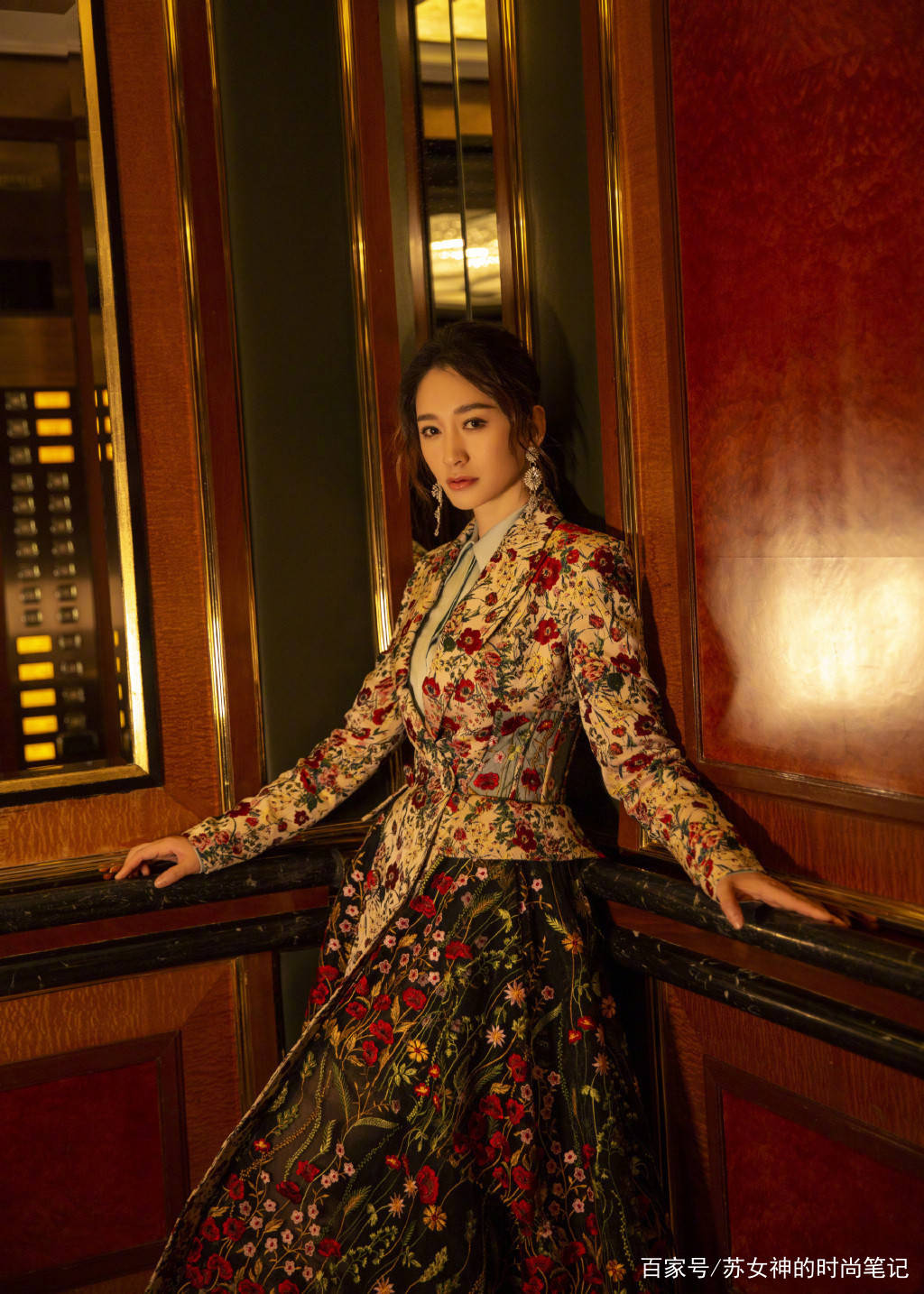 宫廷风|李小冉真不愧是时髦精！一身“液体西装”亮眼又吸睛，女王范十足