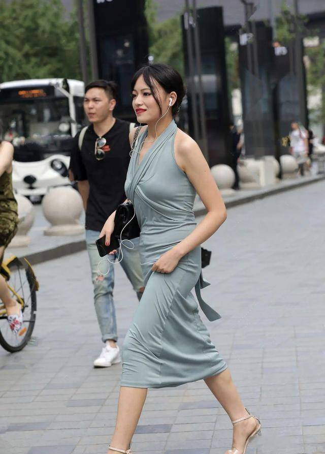 辅助|突如其来的“挂脖裙”,借助高跟鞋的辅助,展现了不一样的知性!