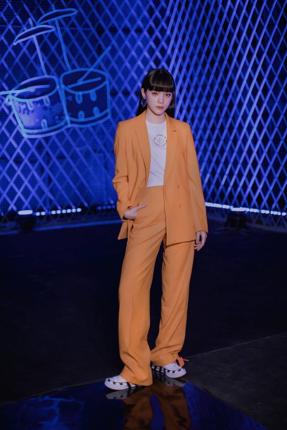 女王|欧阳娜娜大胆玩起“轻熟风”,西装配红唇女王范十足,眼神更带感