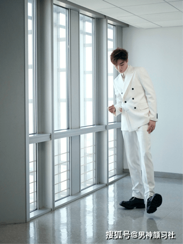 规矩|被誉为“漫画颜”，爱穿破洞裤的陈立农，如今也规矩穿衣了