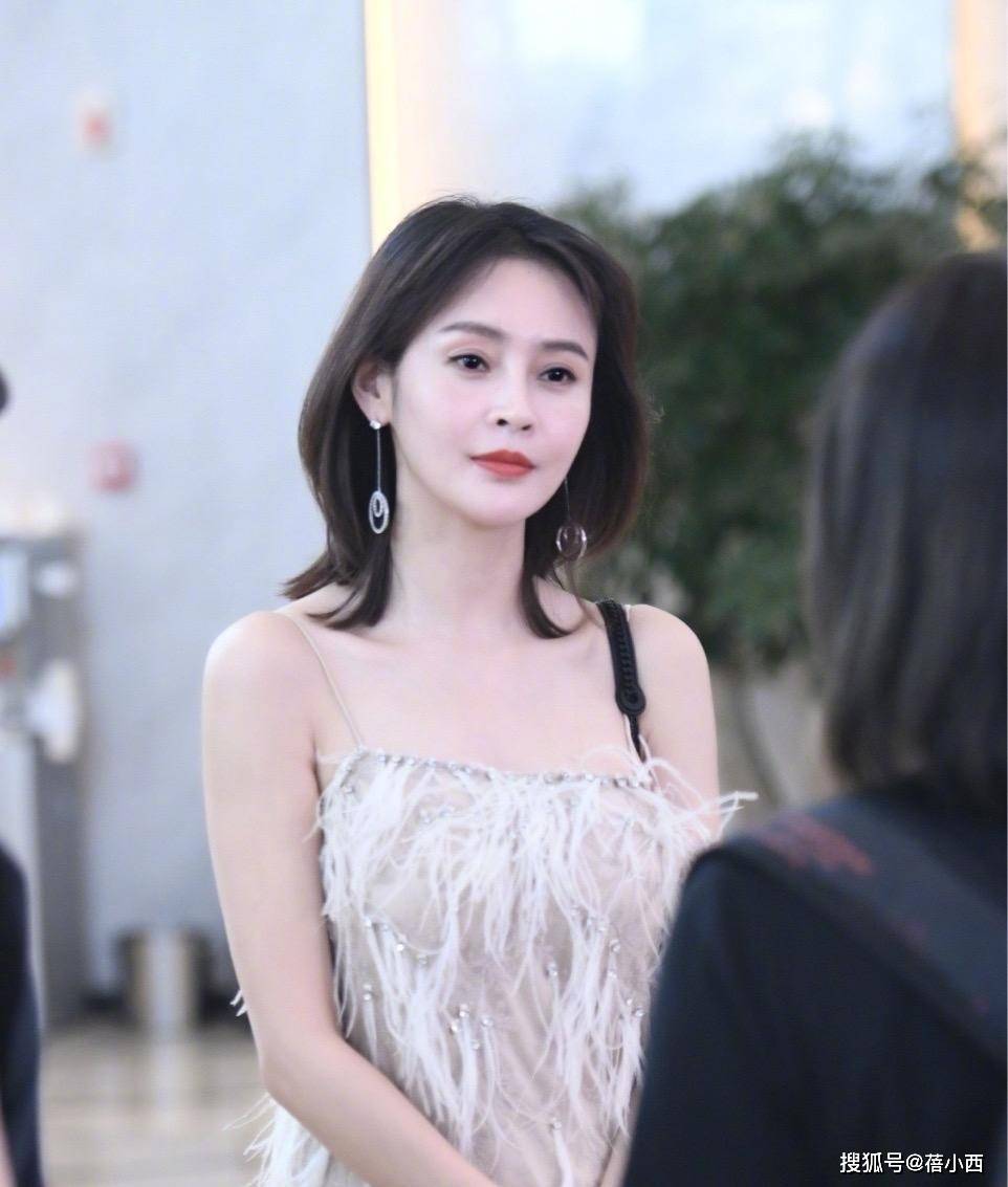 进行|于明加走秀造型惊艳，原装身材穿斜肩鱼尾裙，168比例不输超模