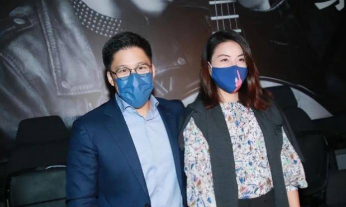 岳母|郭晶晶高调了，2万雏菊图案印花裙优雅贵气，曾同框何超琼也不输