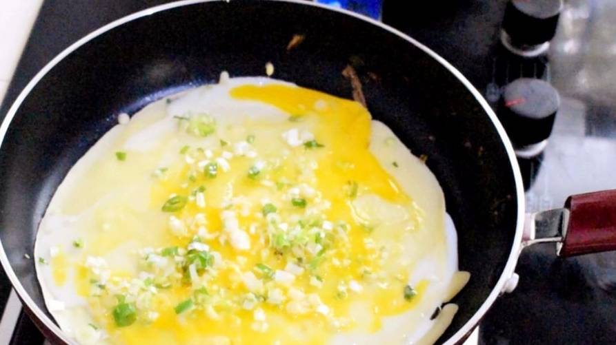 葱花|早餐鸡蛋饼的做法，1碗面粉2个鸡蛋，不用揉面发面就做好了