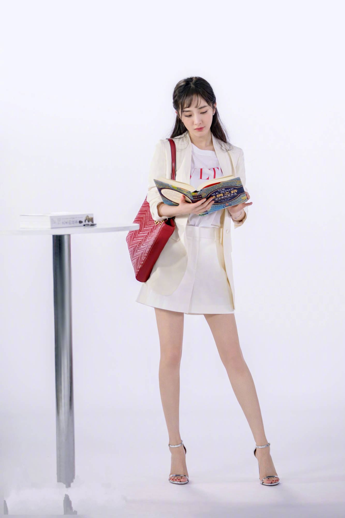 杨幂|奔四的女人尽量不要西装配牛仔裤,学杨幂这么穿,高级又出众!