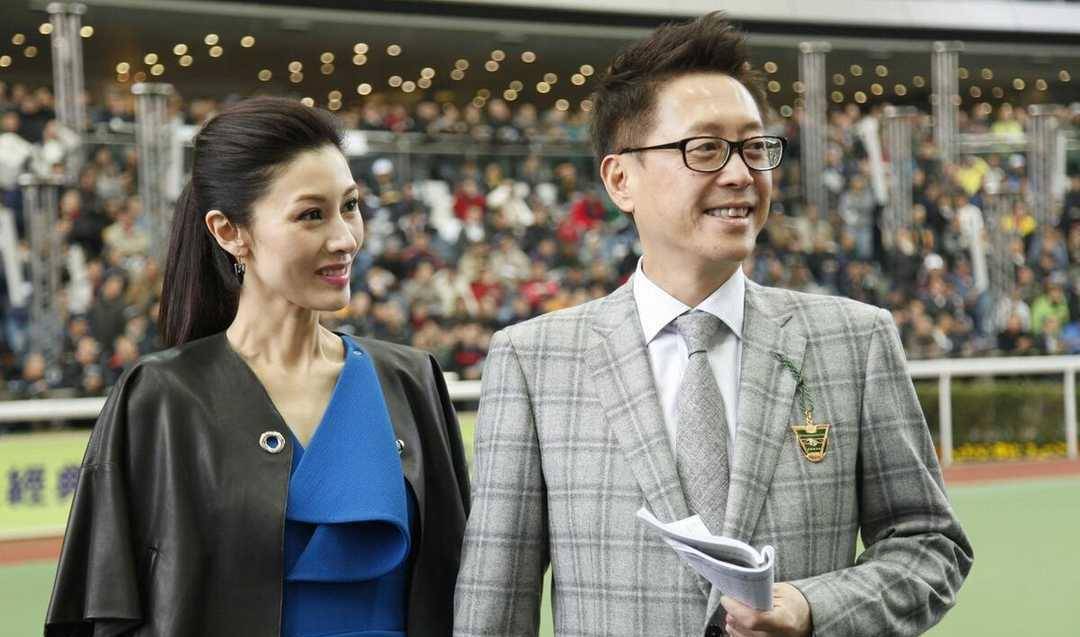 老公|50岁李嘉欣也老了，穿蓝色裙随豪门老公亮相，一看脖子暴露年龄